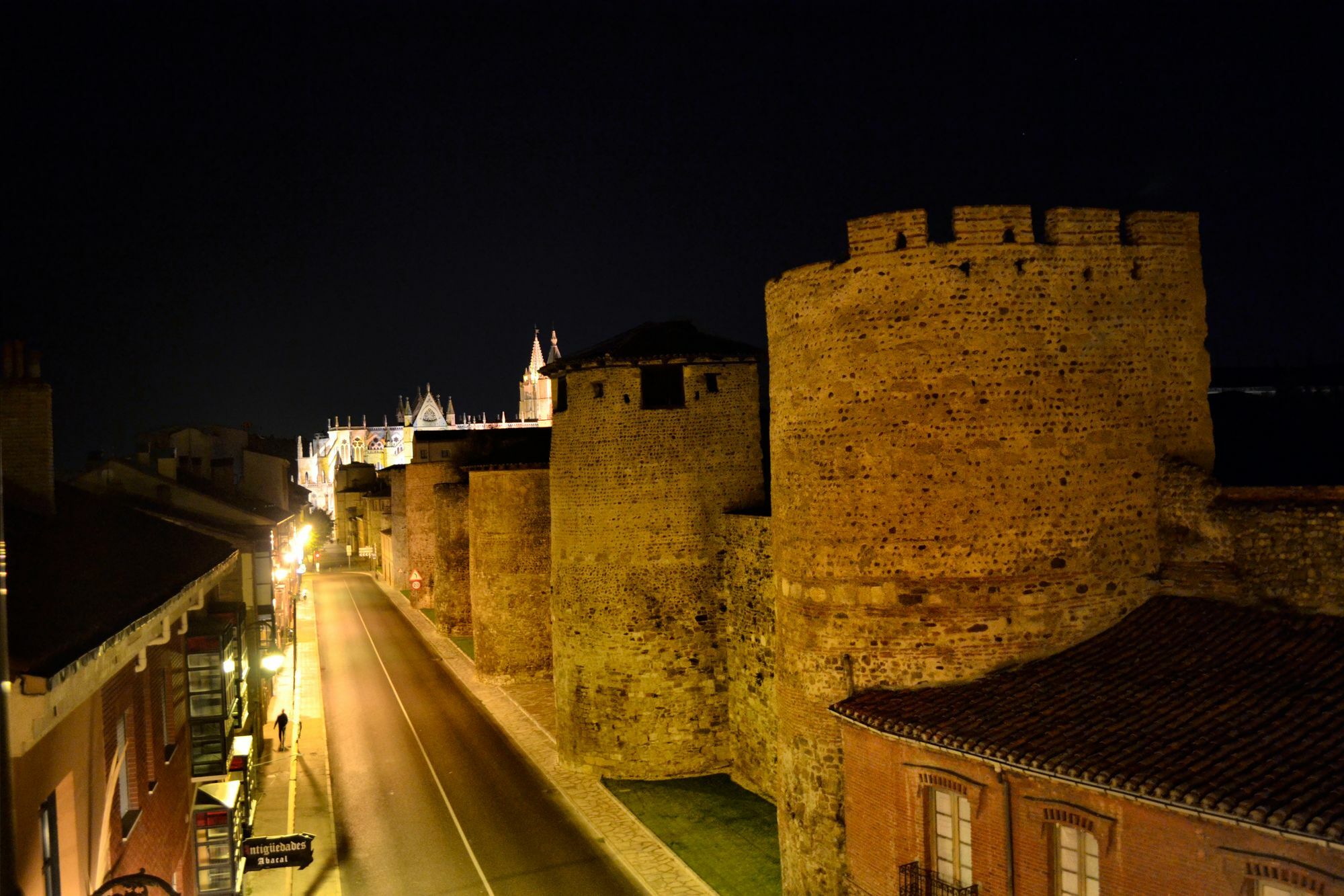 En El Casco Historico Con Vistas A La Muralla León